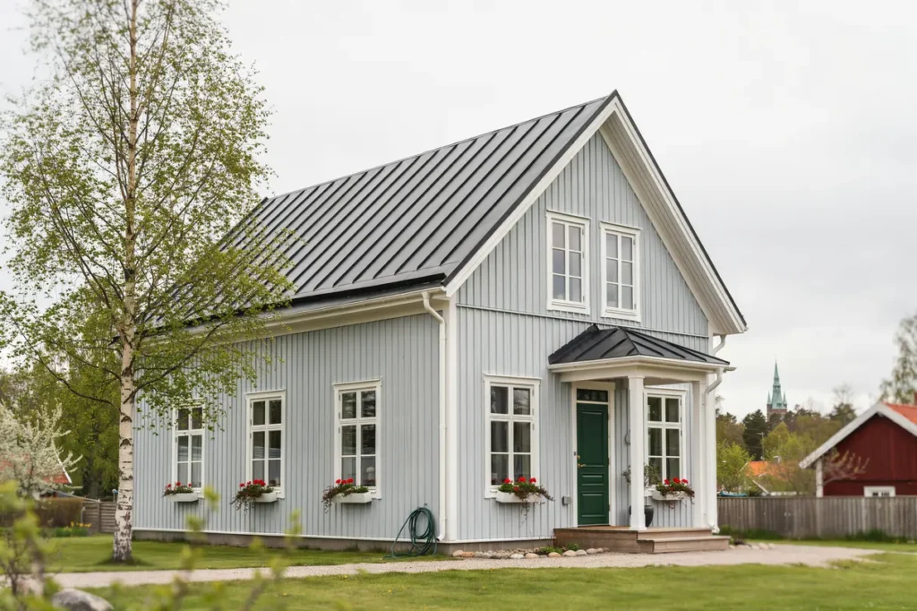 takoml ggning med nya vindskivor p villa i gud