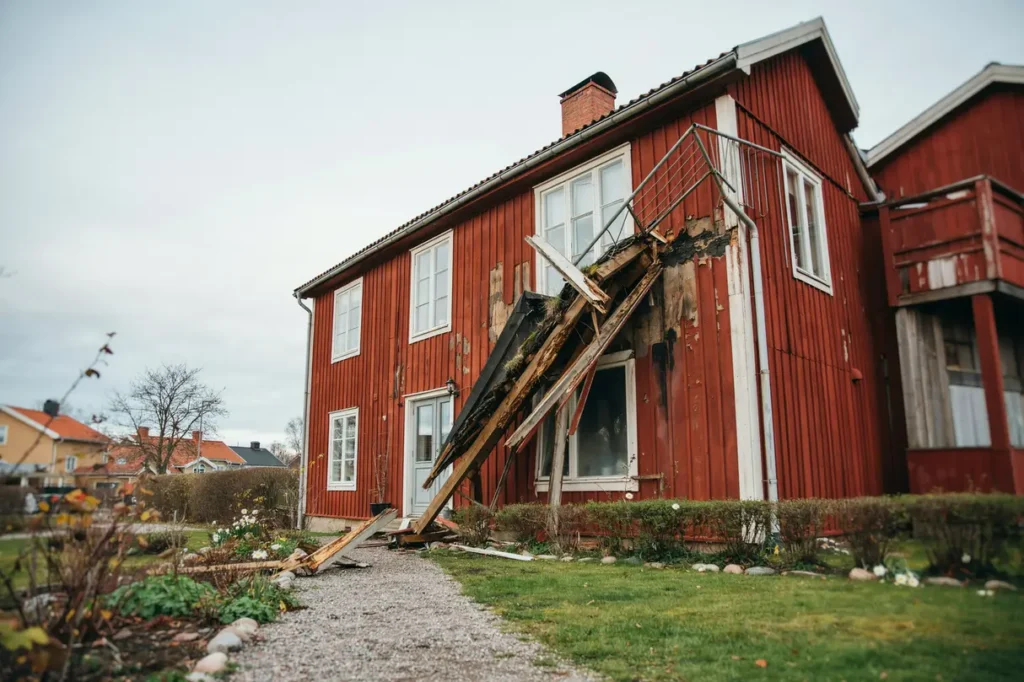kollapsad balkong i tr p radhus vad g ra f rst